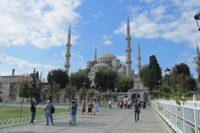 Istanbul: Blue Mosque & Hagia Sophia Small-Group Tour - Exploring the Arasta Bazaar: A 17th-Century Market