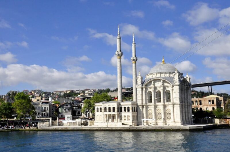 Istanbul: Bosphorus Boat Cruise - Cruising Past the Old City Walls