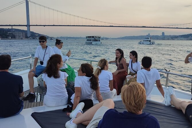 Istanbul Bosphorus Boat Cruise Tour ( MORNNG or SUNSET ) - Viewing Topkapı Palace and the Sarayburnu Region