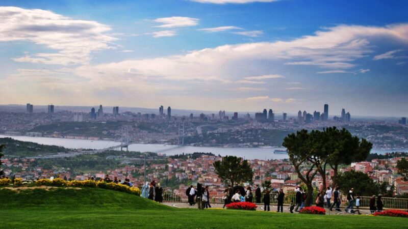 Istanbul: Bosphorus Boat Tour and Two Continents with Lunch - Crossing the Bosphorus Bridge from Europe to Asia