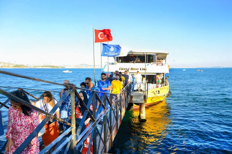 Istanbul: Bosphorus Cruise w/Audio Guide and Sunset Option - Starting Point at Gazete Market and Easy Access to the Pier