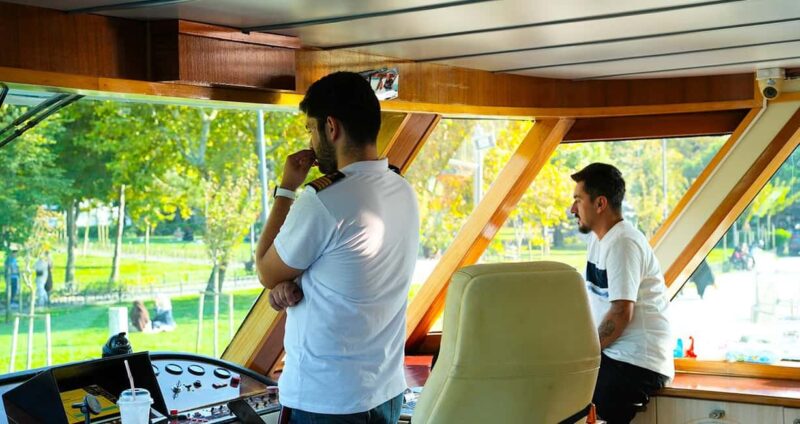 Istanbul: Bosphorus & Golden Horn Cruise Daytime or Sunset - Guides and Commentary