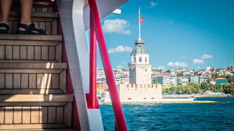 Istanbul: Bosphorus Sightseeing Cruise Tour with Audio Guide - Crowds and Boat Capacity