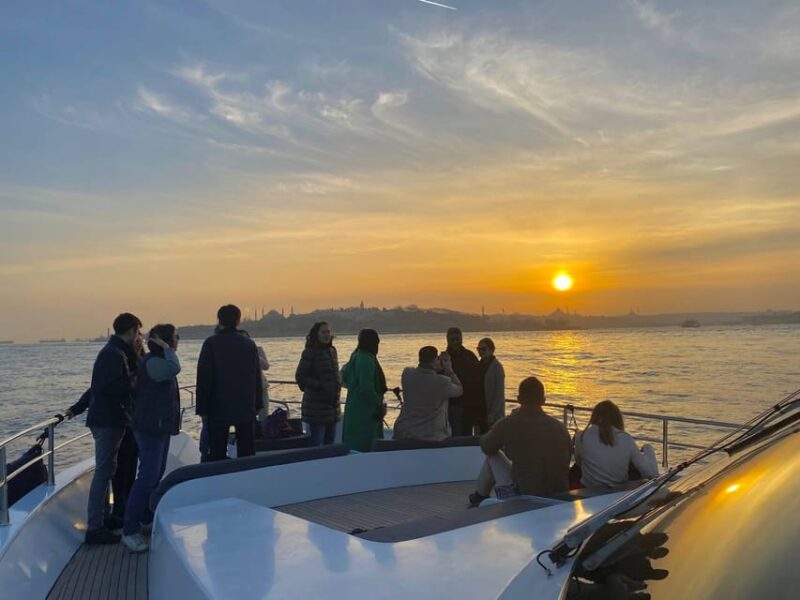 Istanbul: Bosphorus Sunset Yacht Cruise with Live Guide - Key Points