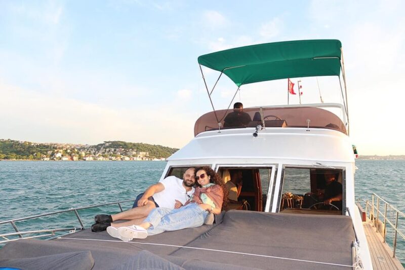 Istanbul: Bosphorus Yacht Cruise at Sunset with Snacks - Discover Istanbul’s Skyline on a Sunset Bosphorus Yacht Cruise