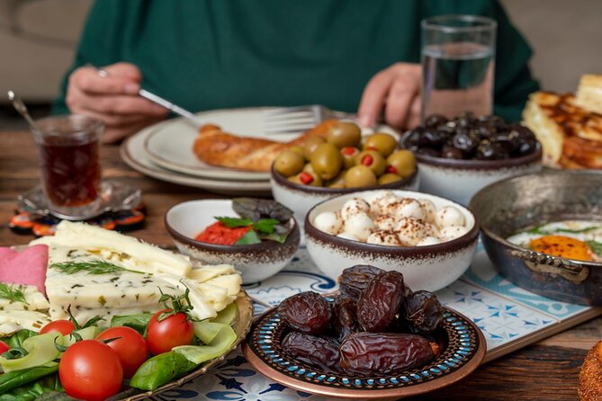Istanbul Food and Culture Tour: Dinner at Local Family - Relaxing Tea at a Local Teahouse