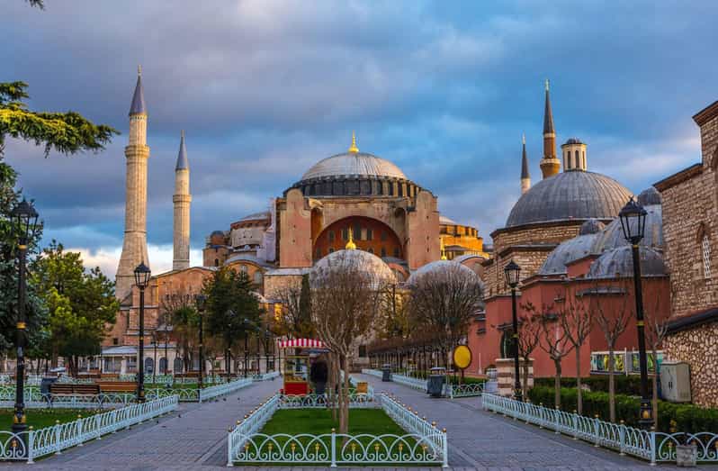 Istanbul: Hagia Sofia, Blue Mosque, and Grand Bazaar Tour - The Blue Mosque: An Iconic Landmark