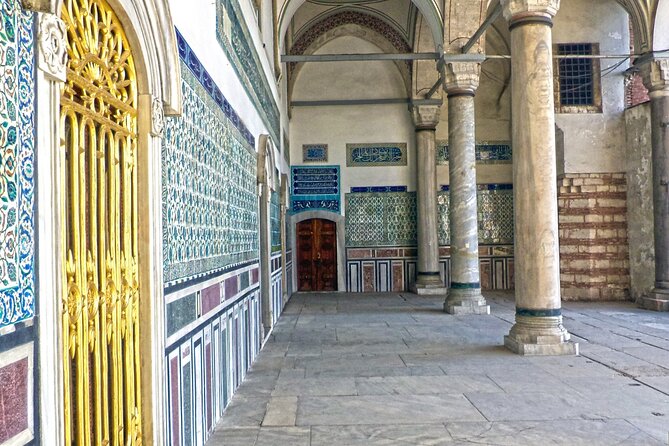 Istanbul: Topkapi Palace Guided Tour and Skip The Line - The Guide’s Role and Tour Pacing