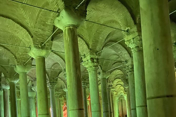 IstanbulBasilicaCistern/fastEntranceEnglish/Spanish (not tickets) - Explore the Marvel of the Basilica Cistern with a Fast-Track Tour in Istanbul