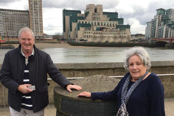 James Bond Filming Locations: Private Black Cab Tour in London - Exploring London with a Spy-Themed Guide