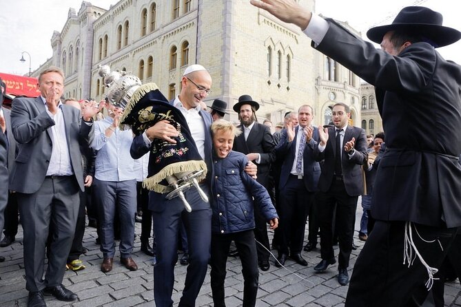 Jewish Heritage Tour in Oslo - Exploring the Bustling Streets of Karl Johans Gate