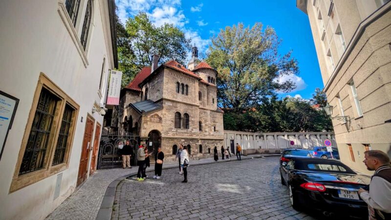 Jewish Prague: Guided Tour with Synagogues & Cemetery Entry - Visiting the Medieval Undergrounds of Kuntát Palace