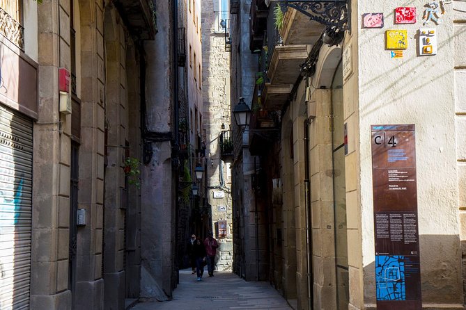 Jewish Quarter of Barcelona Private Tour with Hotel Pick-up - Visiting Plaça del Rei and the Roman Wall