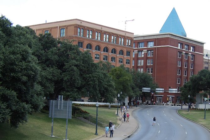 JFK Assassination Tour with JFK Museum and Oswald's Rooming House - Tour Logistics: Meeting Points, Group Size, and Accessibility