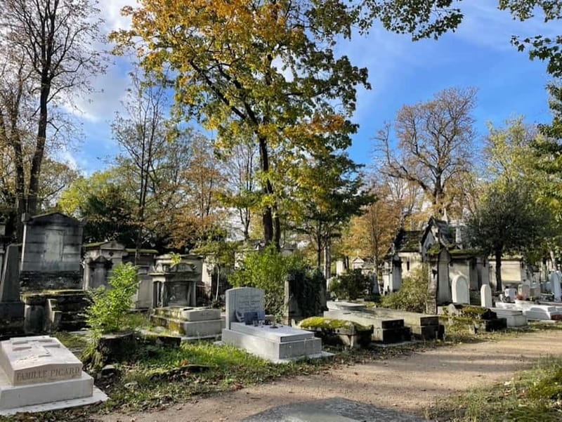 Join a small group tour of the Père Lachaise cemetery in Italian - Discover Père Lachaise Cemetery in an Intimate Small Group Tour