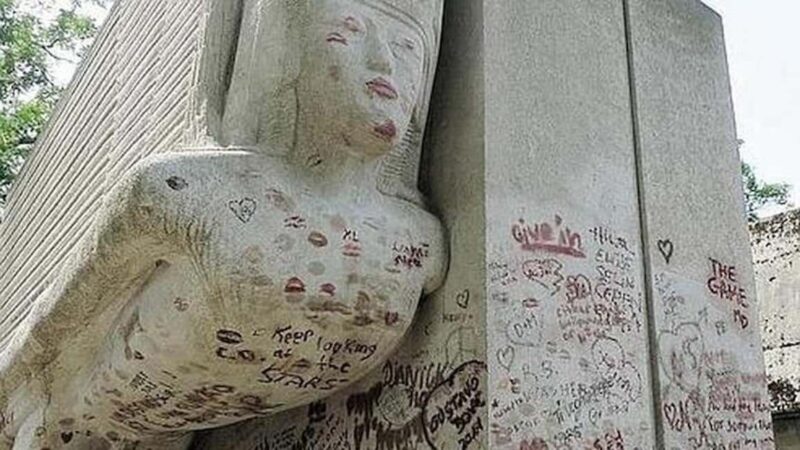 Join a small group tour of the Père Lachaise cemetery in Italian - From Tree-Lined Avenues to Sculpted Monuments