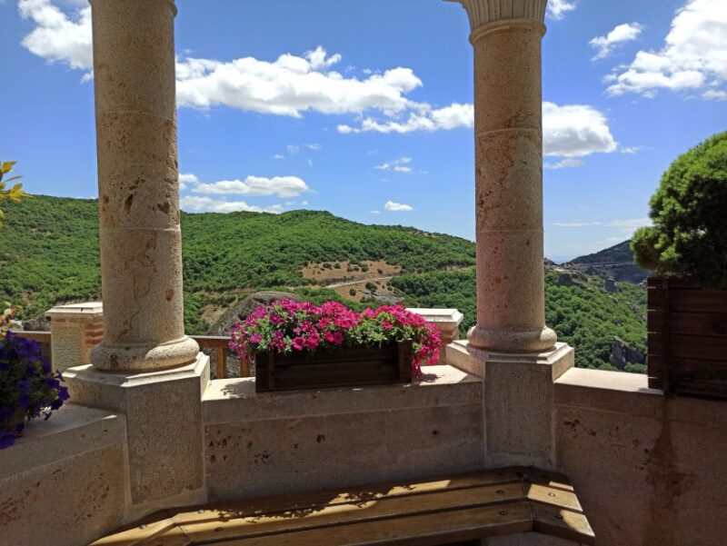 Kalabaka: Meteora Monasteries Minibus Tour with Photo Stops - Visiting the Monasteries Without Entering