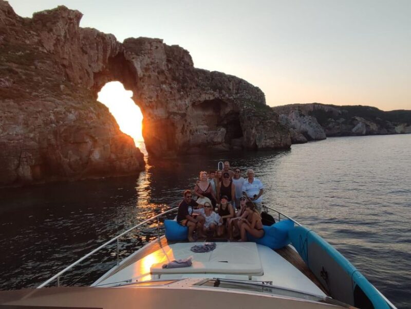 Kalamata: 2-hour Sunset cruise with local wine& fruit salads - Who should consider this Kalamata sunset cruise