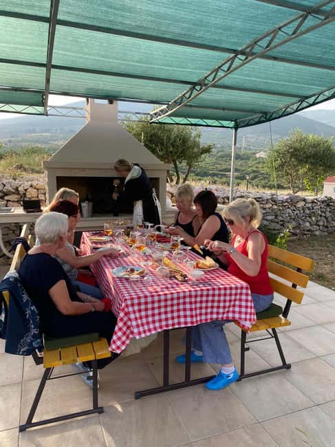 Kastela: Wine & Olive Tasting Tour w/Delicacies & Live Music - Live Accordion Music and Traditional Folk Dress