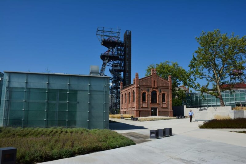 Katowice and Nikiszowiec: bicycle tour with guide - Iconic Landmarks: From Arena Spodek to Silesian Insurgents Monument