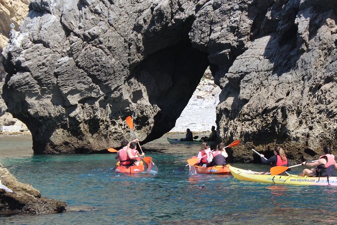 Kayak tour from Sesimbra to Ribeira do Cavalo Beach, passing through the caves - Discover the Stunning Arrábida Natural Park Coastline