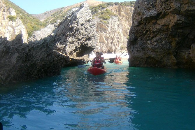 Kayak tour from Sesimbra to Ribeira do Cavalo Beach, passing through the caves - Expert Guides and Their Role in the Experience