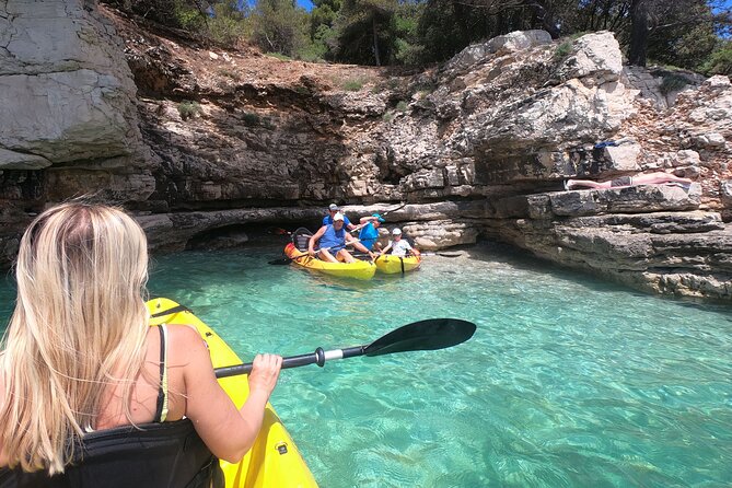 Kayaking to Island Saint Jerolim with snorkeling activitie - Meeting Points and Group Size