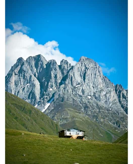 Kazbegi: 1-Day Guided Bike Trip to Juta (Chaukhi Massif) - Exploring Juta: A Picturesque Mountain Village