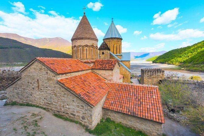 Kazbegi Full-Day Private Tour with Scenic Stops from Tbilisi - Celebrating Friendship: The Russian-Georgian Monuments