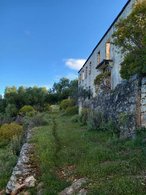 Kefalonia: Old Farsa Village Sunset Walking Tour - Practical Details: Meeting Point, Duration, and Group Size