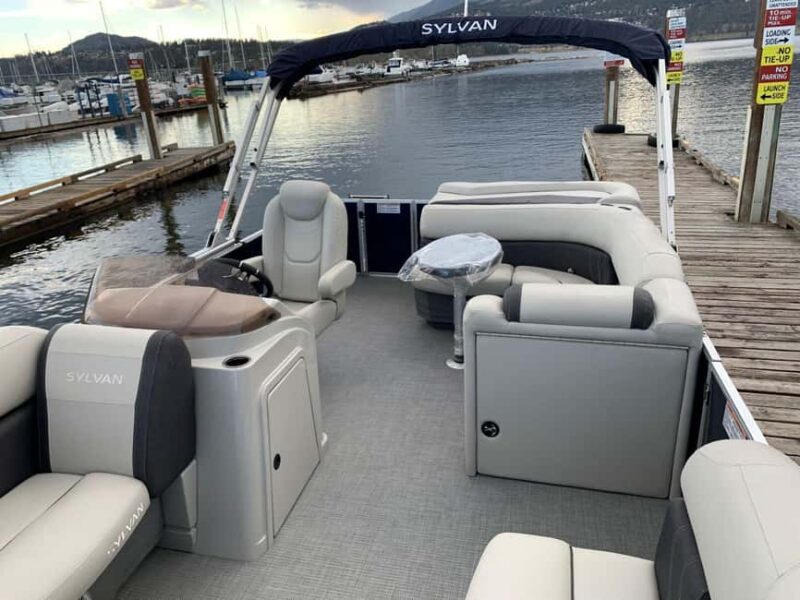 Kelowna: Sylvan Mirage Cruise Pontoon for rent - Key Points