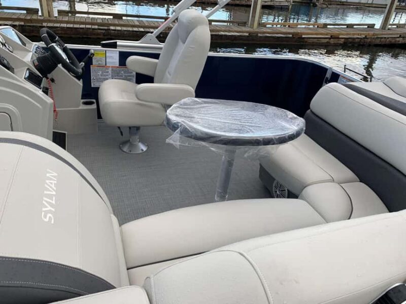 Kelowna: Sylvan Mirage Cruise Pontoon for rent - Kelowna Sylvan Mirage Cruise Pontoon: a Perfect Water Day
