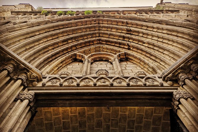 Kickstart Barcelona Private Tour. City Highlights for newcomers - Strolling Through Placa Reial and Encountering Gaudi’s Streetlamps