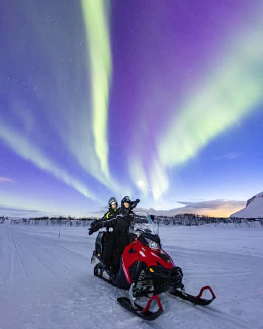 Kilpisjärvi: Northern Lights Snowmobile Tour with Photos - The Guide’s Role and Experience