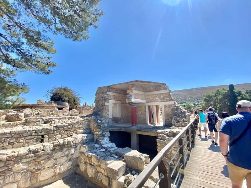 Knossos: Private Tour with a Licensed Guide & Entry Ticket - Key Points