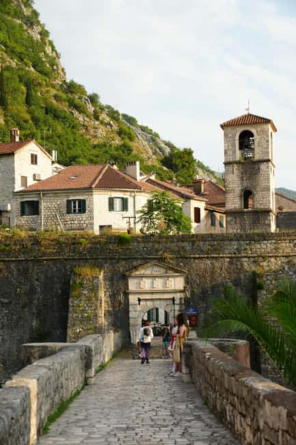 Kotor: Old Town Charms & 9 Local Tastings with Souvenirs - Admiring Romanesque and Byzantine Churches in Saint Luke’s Square