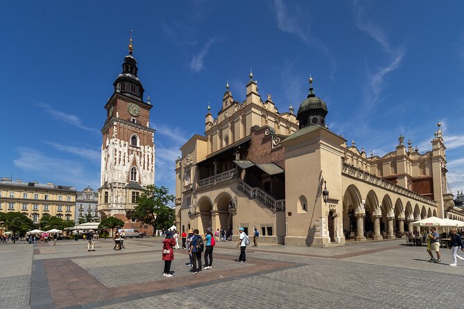Kraków 3 Hours Private Tour in the Old Town and Wawel Hill - Exploring Kraków’s Main Market Square and Cloth Hall