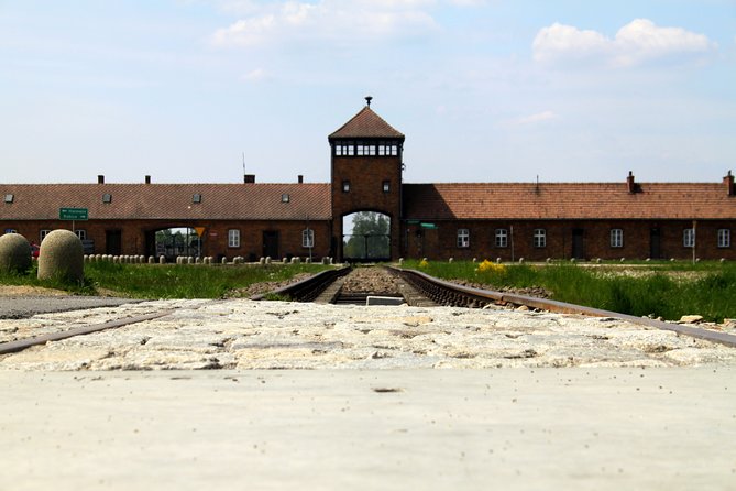 Kraków & Auschwitz-Birkenau Concentration Camp Full-Day Trip from Warsaw - Visiting Auschwitz-Birkenau: An Intense Historical Reflection