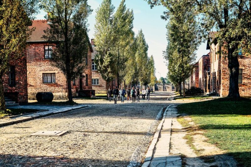 Krakow: Auschwitz-Birkenau Live Guided Tour & Hotel Pickup - Detailed Itinerary and Key Stops