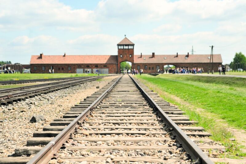 Krakow: Auschwitz Guided Tour with Pickup and Optional Lunch - Clear and Knowledgeable Guides Lead You Through Auschwitz I