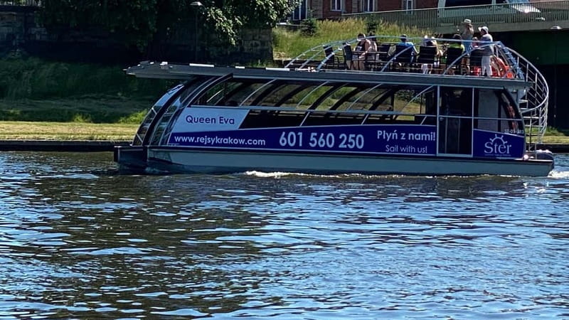 Krakow: Day or Night Vistula River Cruise with Audio Guide - Meeting Points and Accessibility