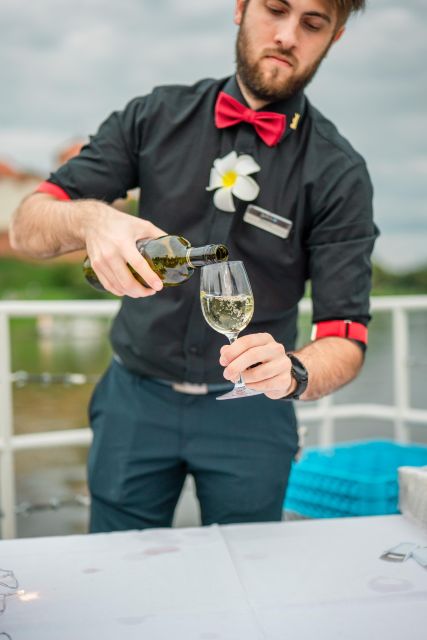 Krakow: Evening Cruise with a Glass of Wine - Practicalities: Meeting Points and Accessibility