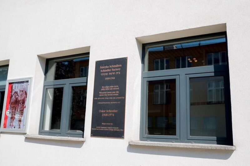 Krakow: Guided Tour of Schindler's Factory & Jewish Ghetto - Starting Point and End of the Tour