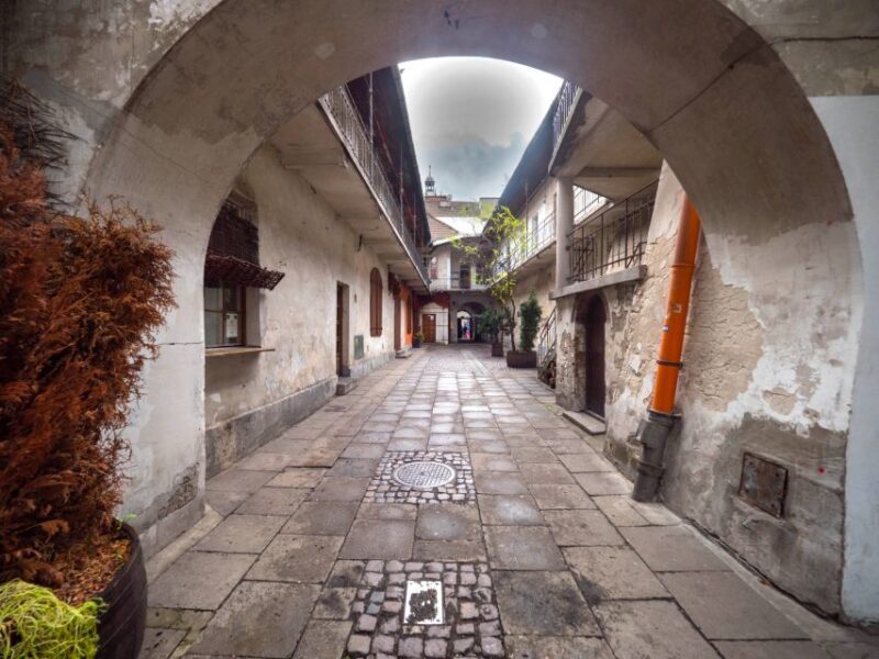 Krakow: Jewish Quarter Guided Walking Tour - The Expertise of the Guides and Guest Experience