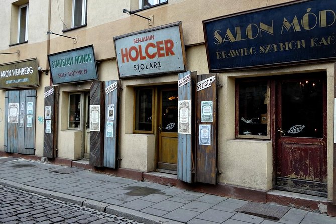 Krakow Kazimierz and Jewish Ghetto Tour with Synagogues - Visiting the Old Jewish Cemetery