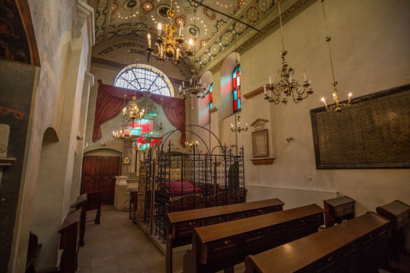 Krakow: Kazimierz Jewish Quarter Guided Walking Tour - Kazimierz’s Synagogues and Cemetery: A Testament to Jewish Heritage