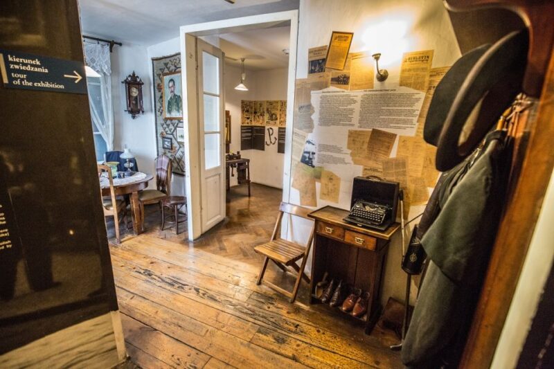 Krakow: Kazimierz, Schindler's Factory & Ghetto with Guide - Exploring the Site of the Jewish Ghetto