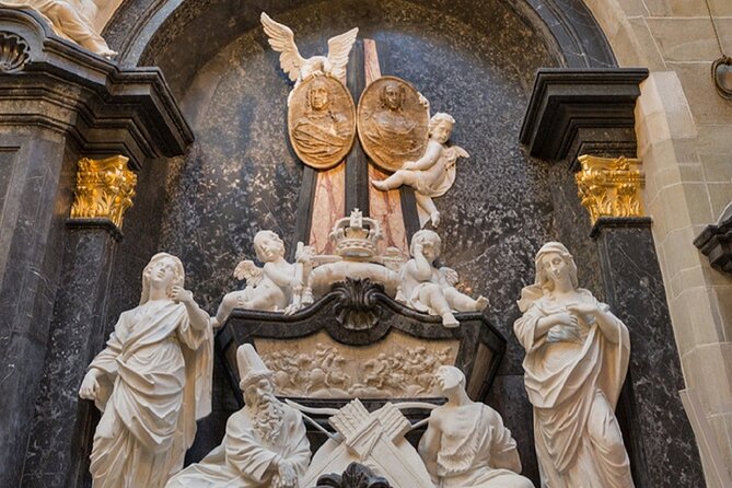 Krakow: Old Town Sightseeing by Golf Cart and Wawel Castle Guided Tour - Key Points