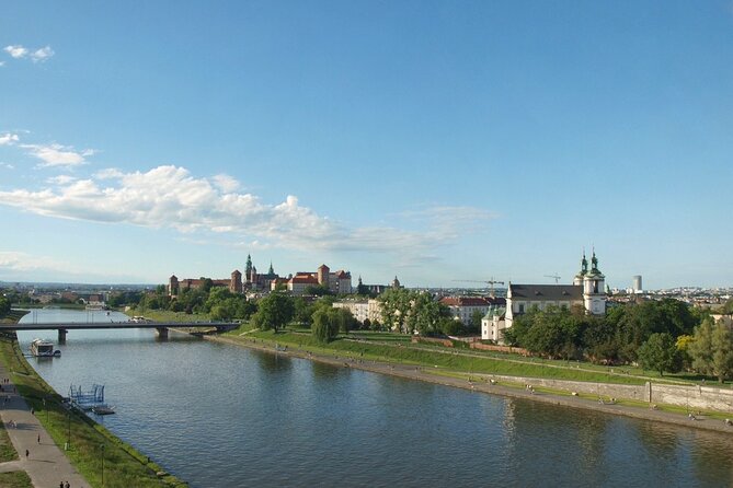 Krakow: Old Town Sightseeing by Golf Cart and Wawel Castle Guided Tour - Logistics, Group Size, and Accessibility