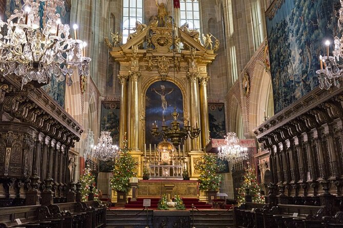 Krakow: Old Town Sightseeing by Golf Cart and Wawel Castle Guided Tour - Inside Wawel Castle: Art, History, and Monuments